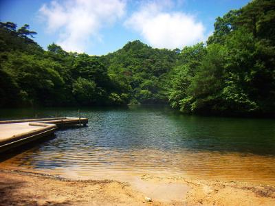 穂高湖から正面の尖った山がシェール槍