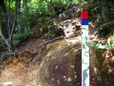 穂高湖の湖岸を歩いているとこのようなところがある。シェール槍を登るにはこの右側の岩場を登っていく
