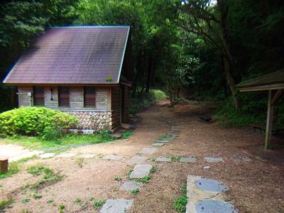 杣谷峠にあるトイレ。その横の道を奥へ進んでいく