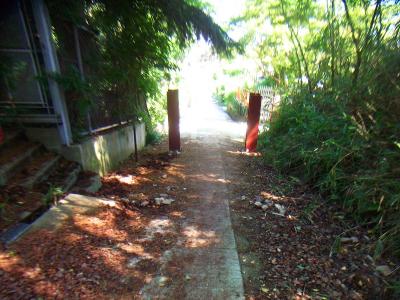 学院六甲高等学校方面へ下った。ここから道路を歩いていく