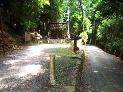 本山寺に到着。寺には入らないで右の道をポンポン山のほうへ行く