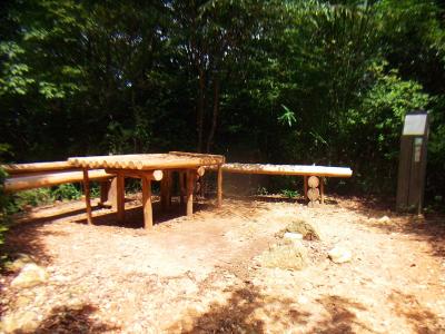 釈迦岳山頂(631m)に到着。そこまで広くはないけど、テーブルとベンチがあった