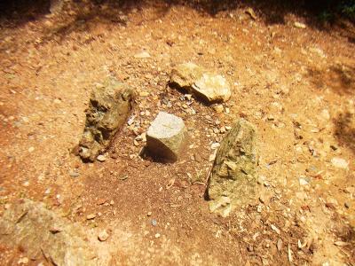 釈迦岳山頂三角点。ずいぶん欠けてるけどね