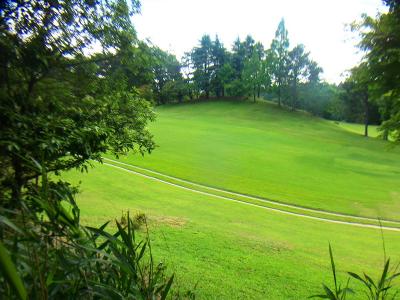 この付近からゴルフ場横を歩いていく