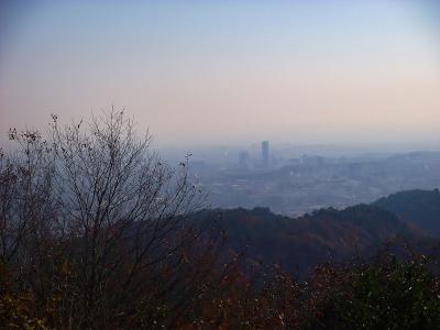 わずかながら山頂からは箕面市街の展望がある