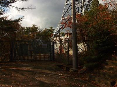 管理道をあがっていくとNTT黒柄無線中継所に到着する。山頂はすぐ隣のピーク