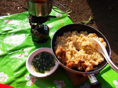 一度、自然の中でチャーハンが食べてみたかったので作ってみた。鳥のから揚げは一緒に温めた。わかめスープと一緒にいただく