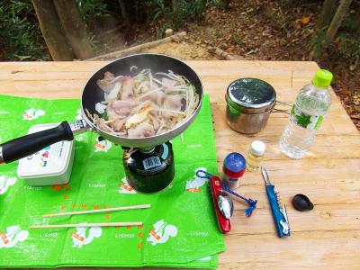 下山途中に綺麗なテーブルとベンチがあったので昼食にする。まずは肉と野菜を焼く