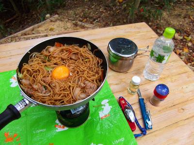 持ってきた卵をのせて焼きそばの完成。これが山で食べるとまた美味しかった！