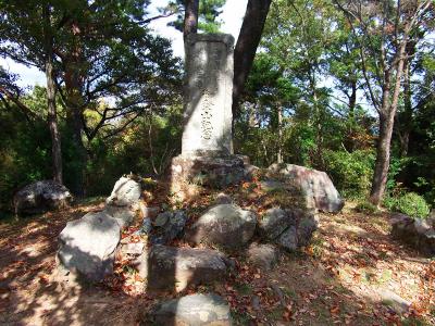 鉢伏山山頂(299m)に到着。山頂には登山記念碑と思われるものがたっていた