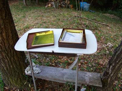 テーブルとノートがおいてあった。登頂記録のようだったので書き込んでおいた