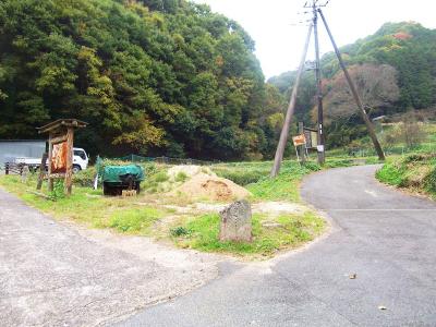 ここまでくると行き過ぎなので、少し戻ったところを右へ行く