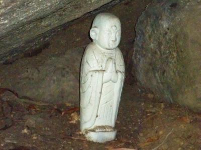岩陰にポツンとお地蔵さんがあった。誰が置いたんだろう！？