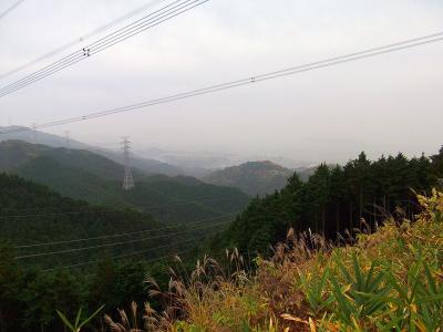 電線があるが少し展望が見えた。霞んでいてわからないけどおそらく南側の市街地であることは間違いない