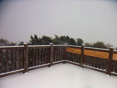 展望台にあがると展望はなし。床は雪で真っ白になっていた。まだ雪が降ってるからもう少し積もったかもしれない