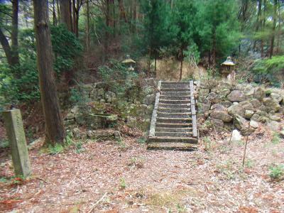 妙見宮跡。コースはこの階段を登って左側へいく