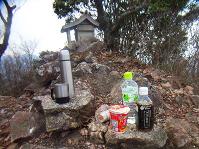 今日の昼食はこれ。いつものようにブタメンが役立つ