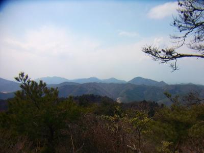 こっちは南西の方角だけど何の山が見えてるかわからない