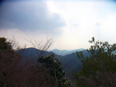 南側の展望は樹林が邪魔で少ししか視界がない。虚空蔵山は見えてないのかな！？