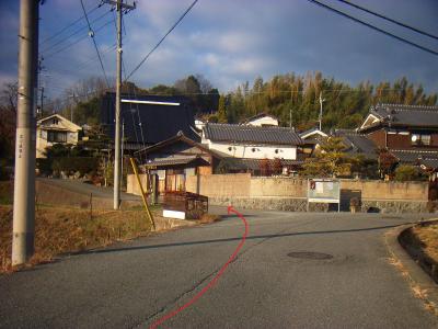 進んでいくとY字路につくので近畿自然歩道に従って左へ。民田のほうへ向かっていく