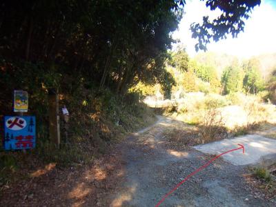しばらく進んでいくとこの場所に着く。近畿自然歩道の道標があって、民田集落は真っすぐだが雨森山へはこの右側の橋を渡る。次の画像参照