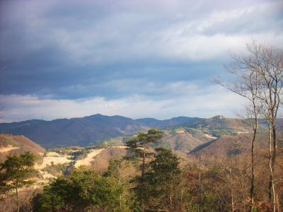 山頂より北摂の山々を望む。どれが何の山かわからないけど方角的には箕面とかそっちかな！？