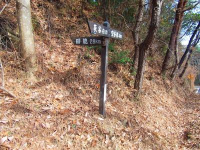 林道田能線との分岐。空谷橋まであと4kmもあるのか。普通で考えたらあと1時間はかかりそう