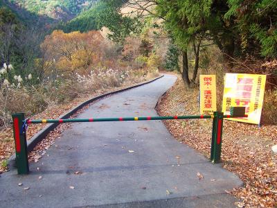 反対側を向いて空谷橋付近の林道ゲートを撮る。ここからも車両通行禁止になっている