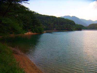 この湖も観光地のようになってるようだがわかる気はする
