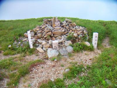 武石峰(1973m)に到着。三角点も大事に設置されているようだった。この石仏は何か祀ってあるのだろうか