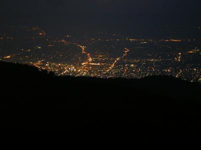 夜景をズームしてみた。コンデジだとこれが限界かな