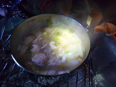人数がいたので鍋の食材が一気に減ってきた。それにしても山で夜景を見ながら食べる鍋は美味しい