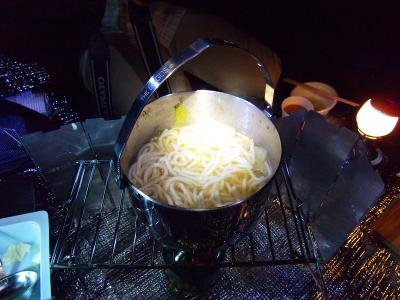最後は鍋にうどんを入れて食べる。結構お腹いっぱいだけどうどんは別腹だったのか食べれた