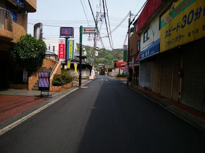 道路を東の旧国道170号線まで歩いていく