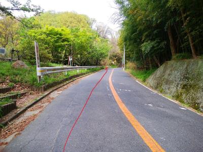 手前に休憩所があるが、このもう少し先の「屈折あり」道路標識手前のガードレールの切れ目を左に入る