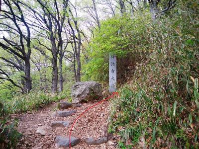 ここがポイント。道標はないが山頂はこの鐸比古大神の石碑のところを右へ登っていく