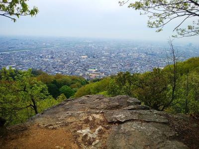 山頂から少し西側の岩場を下ると展望地となる岩上に出る。ここは少し広くなっているので夜景鍋とかできる