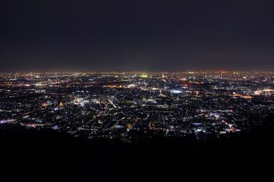 日没後の夜景。左側には大和川のラインがかろうじて見える。中央右側は八尾空港の滑走路も見える