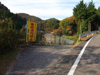 萩谷のバス停より府道115号線を北上していく