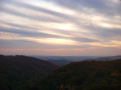 こっちは茨木市とか大阪の北部側かな。かなり向こうは海のような気もするけど・・・