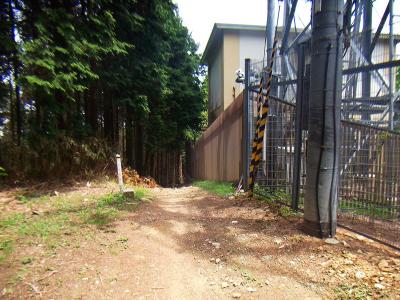 三角点は鉄塔のすぐ横にある