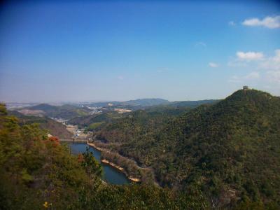 右に奥山雨山森林公園の頂上展望台が見えて下には永楽ダムも見える