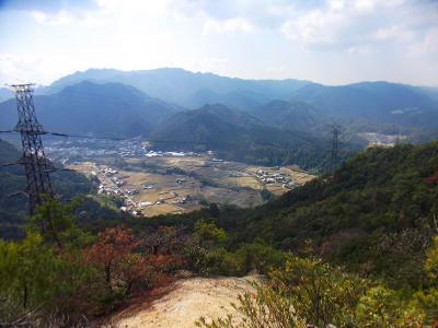 ここからは尾根道で南東方面の集落みたいなところも見える。鉄塔の多い山だけどね
