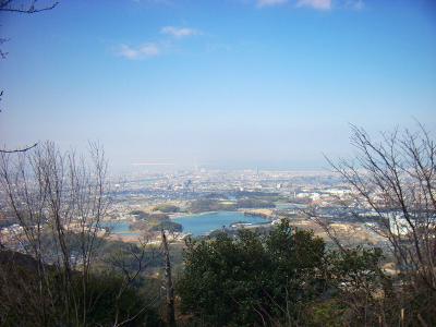 山頂からはわずかな視界だけどりんくうタワーゲートビルや関西国際空港が望める。これを望みながら昼食にした