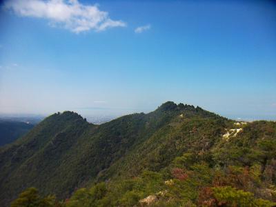 下山時に雨山の稜線を振り返る。コースはいいんだけど、もう少し距離や標高があれば楽しさも倍増しそうだけどね。まあここはこれでいいかな