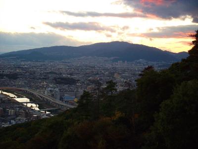 川西市方面も日没前はこんな風に見えてるのか。左側にあるポツンっと出た山は甲山かな！？