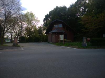 五月山緑地には駐車場とトイレがある。いつも夜景撮影するときはここまで車であがってきている