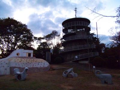 日の丸展望台は螺旋階段のようになっていた。昔は展望があったみたいだけど、今はないようだ