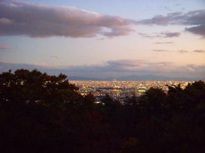 日の丸展望台にあがってみた。もう日没で夜景になってきているが、ここから日没までが長そうなので下ることにした