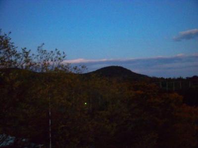 あっちは六個山のほうかな。いつも北摂方面の山を見ていると西側に丸っとした山が見えるけどそれだと思われる